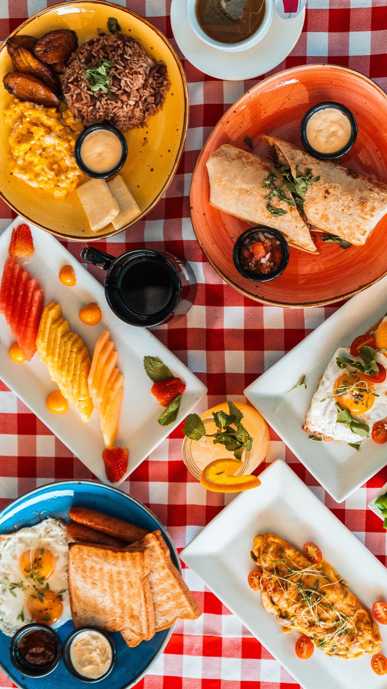 Mesa de desayuno y experiencia gastronómica