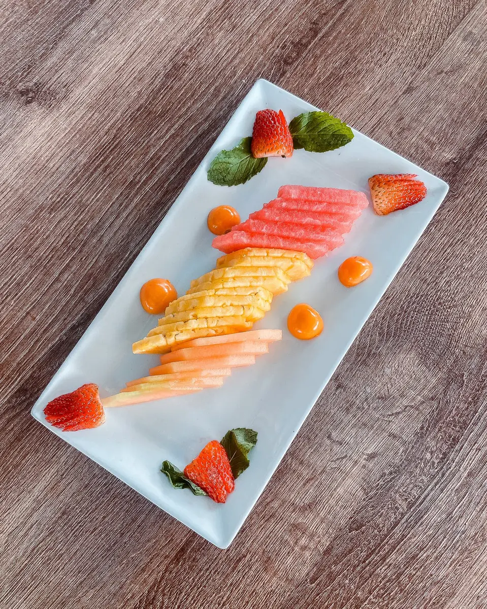 Fruta fresca y emplatado limpio